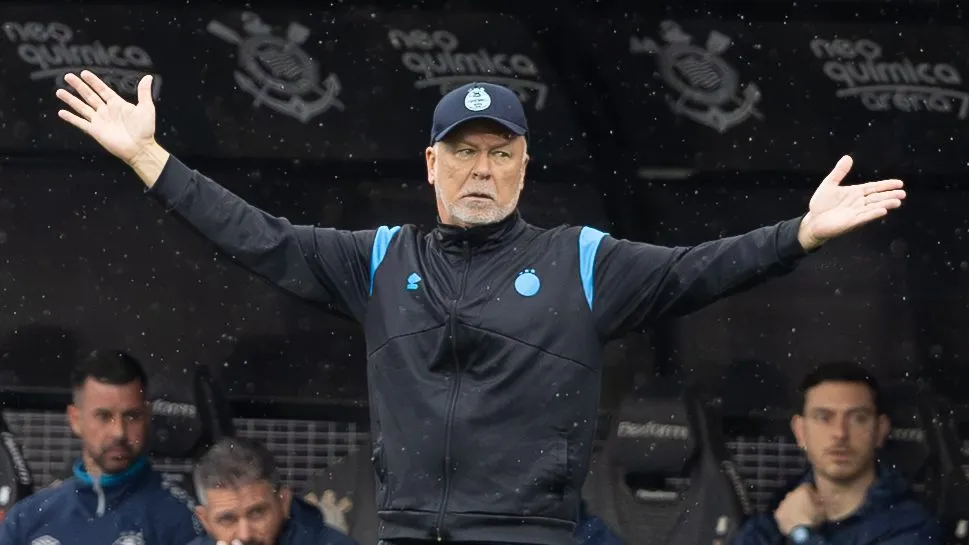 Mano Menezes em ação na partida contra o Corinthians – Foto: Joisel Amaral/AGIF