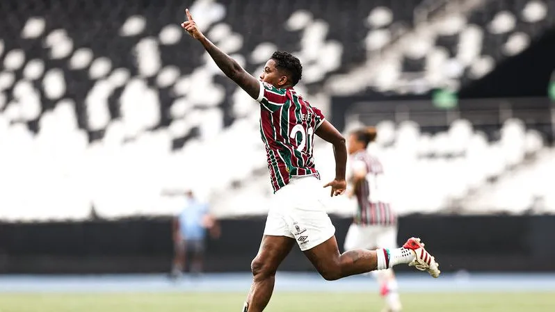 Jogadora do Fluminense celebra gol no Carioca Feminino