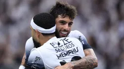 Yuri Alberto e Memphis Depay comemorando gol pelo Corinthians. Foto: Marcello Zambrana/AGIF