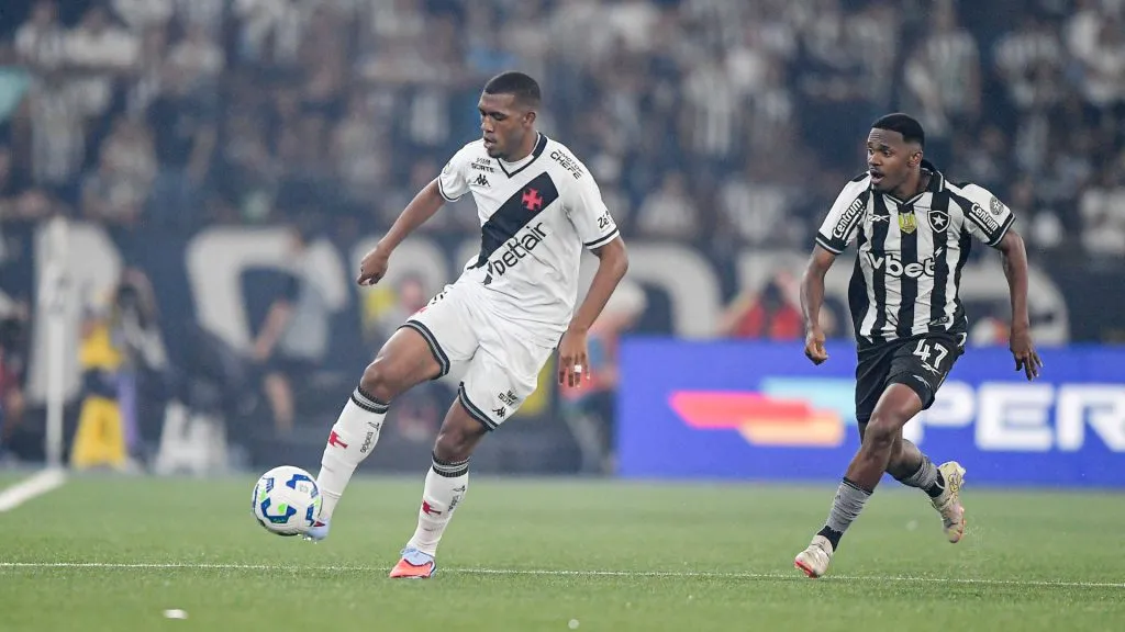 Rayan em ação pelo Vasco contra o Botafogo – Foto: Thiago Ribeiro/AGIF