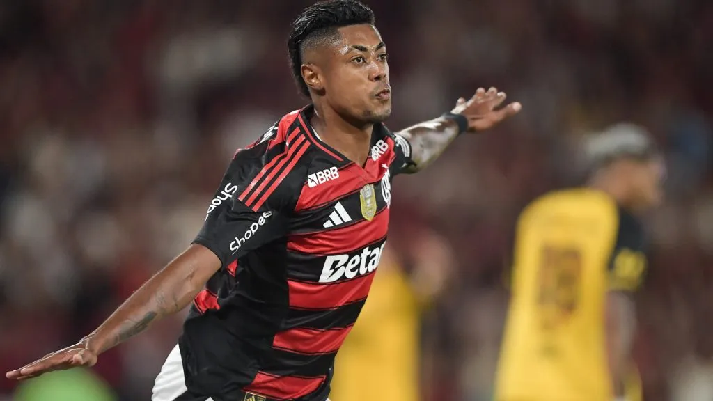 Bruno Henrique comemorando pelo Flamengo no Maracanã – Foto: Thiago Ribeiro/AGIF