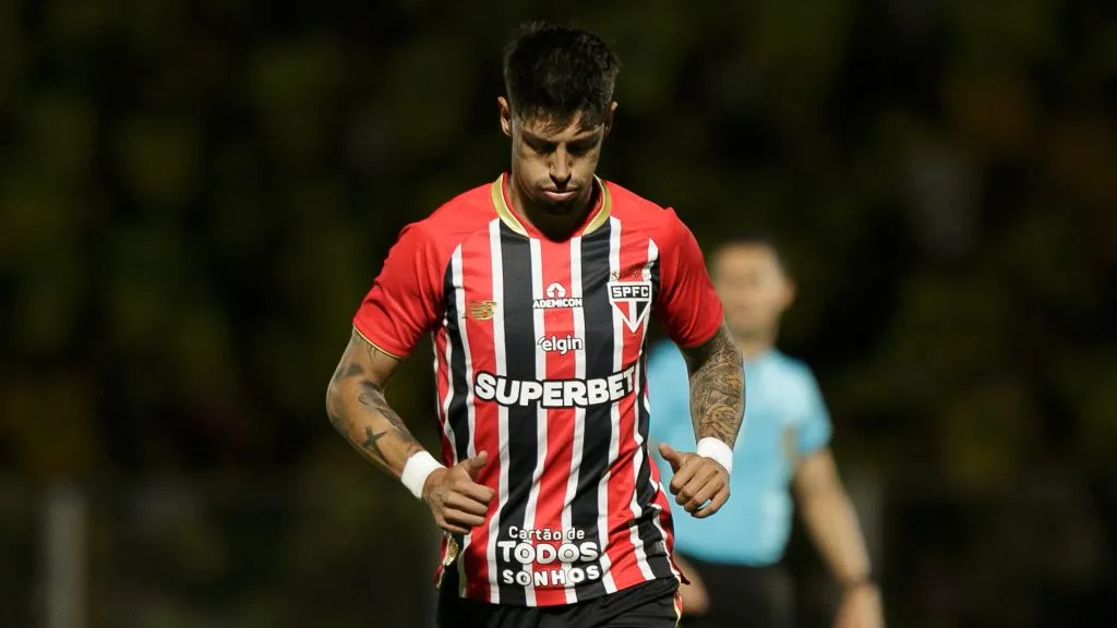 SP – MIRASSOL – 19/10/2025 – BRASILEIRO A 2025, MIRASSOL X SAO PAULO – Emiliano Rigoni jogador do Sao Paulo lamenta derrota ao final da partida contra o Mirassol no estadio Jose Maria de Campos Maia pelo campeonato Brasileiro A 2025. Foto: Vinicius Silva/AGIF