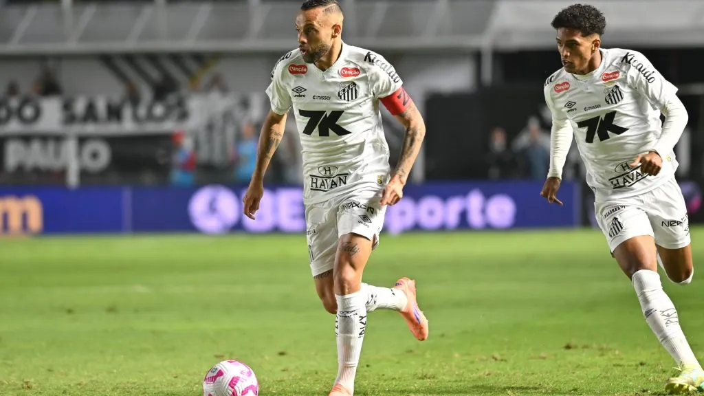 SP – SANTOS – 20/10/2025 – BRASILEIRO A 2025, SANTOS X VITORIA – Guilherme jogador do Santos durante partida contra o Vitoria no estadio Vila Belmiro pelo campeonato Brasileiro A 2025.  Foto: Jota Erre/AGIF