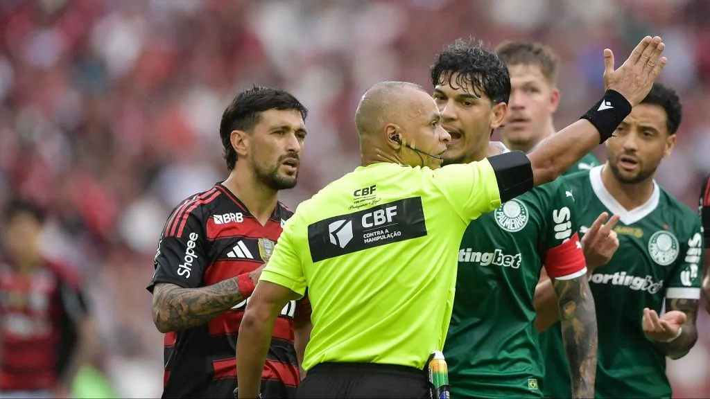 Gustavo Gomez jogador do Palmeiras reclama com a arbitragem durante partida contra o Flamengo no estAdio Maracana pelo campeonato Brasileiro A 2025. Foto: Thiago Ribeiro/AGIF
