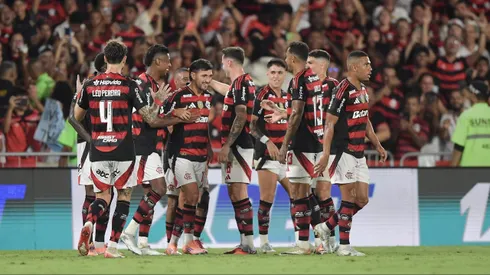 De Arrascaeta jogador do Flamengo comemora seu gol com jogadores do seu time durante partida contra o Sport no estadio Maracana pelo campeonato Brasileiro A 2025. Foto: Thiago Ribeiro/AGIF