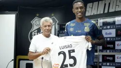 SP - SANTOS - 14/01/2025 - SANTOS, APRESENTACAO ZE IVALDO E LUISAO - Luisao ao lado de Clodoaldo durante sua apresentacao oficial como jogador do Santos em coletiva de imprensa realizada na Vila Belmiro, nesta terca-feira (14). Foto: Reinaldo Campos/AGIF