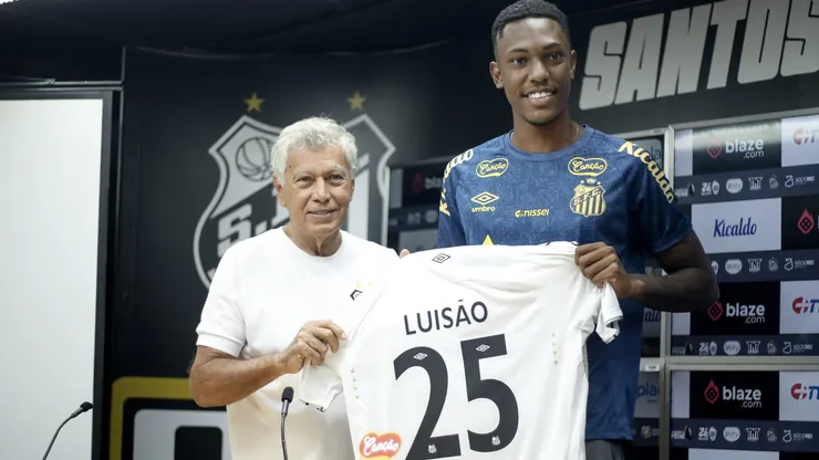 SP - SANTOS - 14/01/2025 - SANTOS, APRESENTACAO ZE IVALDO E LUISAO - Luisao ao lado de Clodoaldo durante sua apresentacao oficial como jogador do Santos em coletiva de imprensa realizada na Vila Belmiro, nesta terca-feira (14). Foto: Reinaldo Campos/AGIF