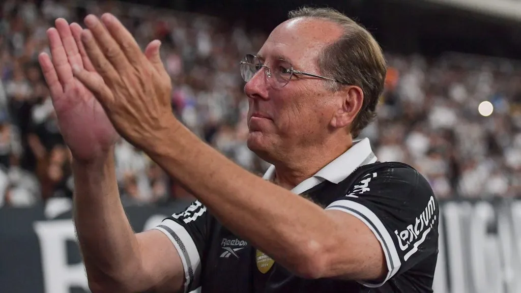 RJ – RIO DE JANEIRO – 26/07/2025 – BRASILEIRO A 2025, BOTAFOGO X CORINTHIANS – John Textor CEO do Botafogo durante partida contra o Corinthians no estadio Engenhao pelo campeonato Brasileiro A 2025. Foto: Thiago Ribeiro/AGIF