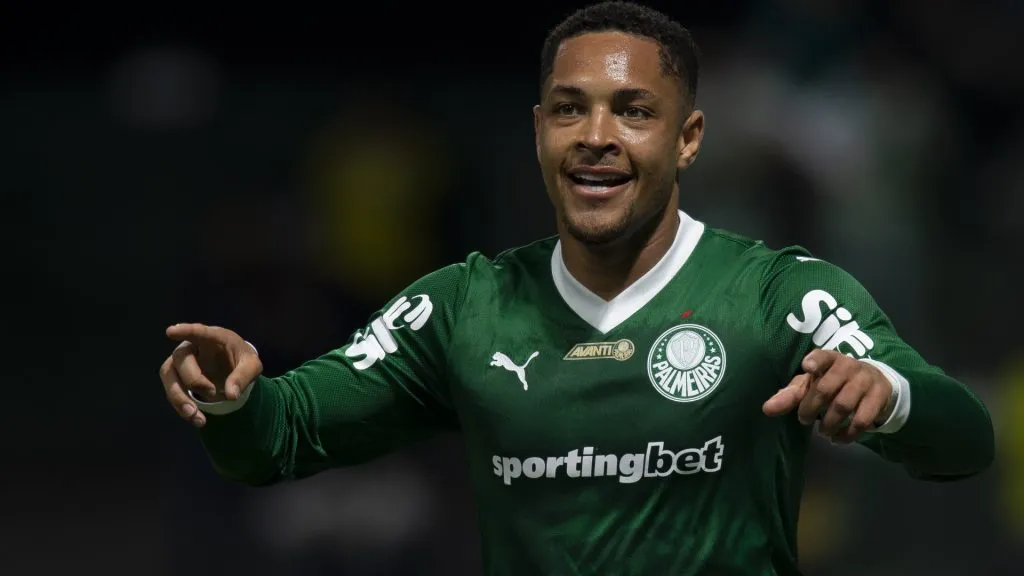 Vitor Roque comemorando após marcar pelo Palmeiras – Foto: Anderson Romão/AGIF