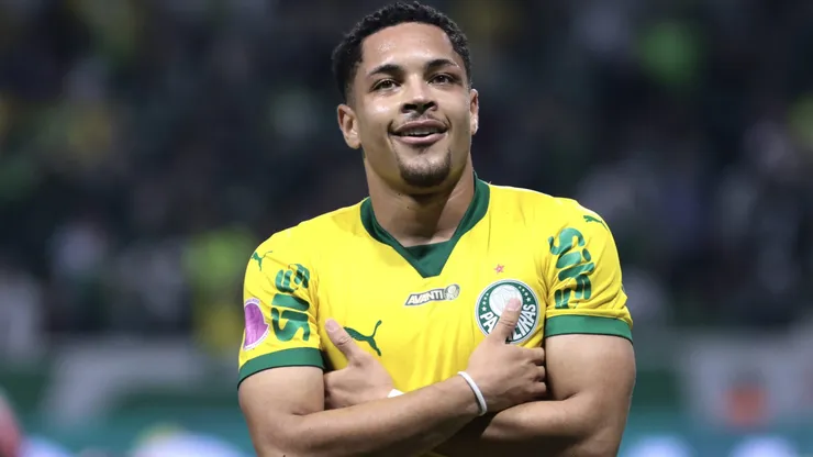 Vitor Roque jogador do Palmeiras comemora seu gol durante partida contra o Bragantino no estadio Arena Allianz Parque pelo campeonato Brasileiro A 2025. Foto: Marcello Zambrana/AGIF