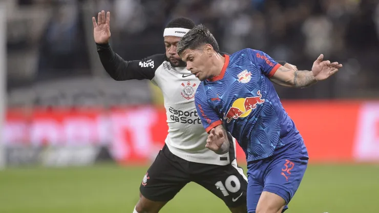 Memphis Depay jogador do Corinthians durante partida contra o Bragantino no estadio Arena Corinthians pelo campeonato Brasileiro A 2025. Foto: Alan Morici/AGIF