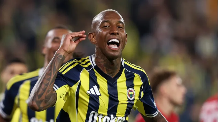 Anderson Talisca, meia-atacante do Grêmio em partida pelo campeonato brasileiro (Foto: Ahmad Mora/Getty Images)