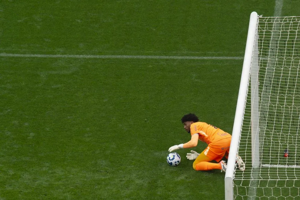 Hugo Souza jogador do Corinthians durante partida contra o Grêmio – Foto: Anderson Romao/AGIF