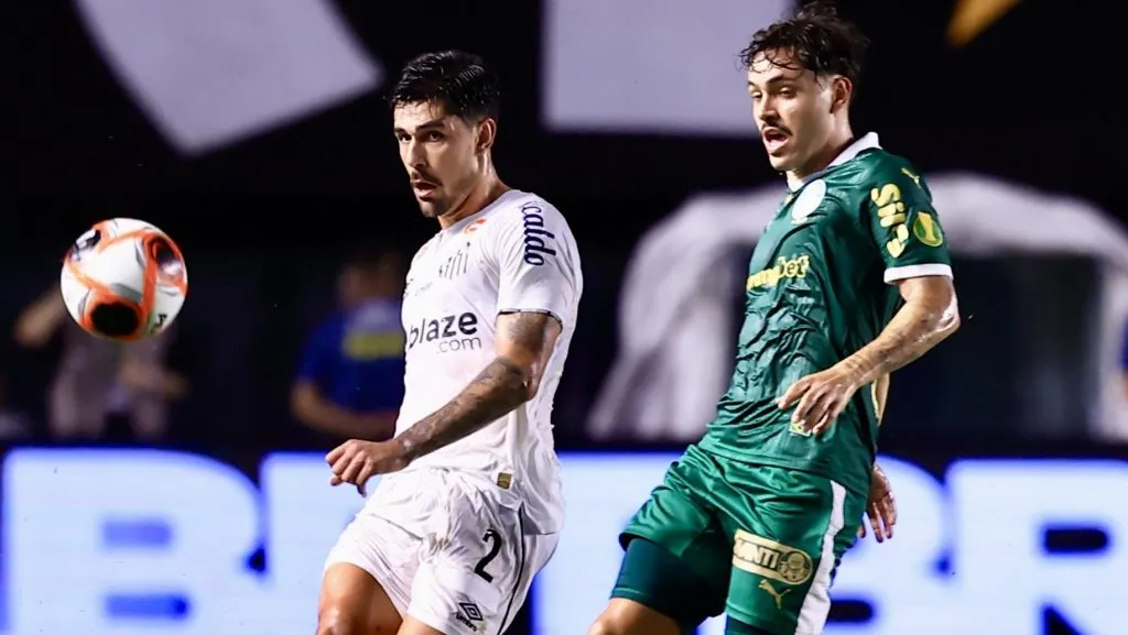 João Basso jogador do Santos disputa lance com  jogador do Palmeiras durante partida no estadio Vila Belmiro pelo campeonato Paulista 2025. Foto: Marcello Zambrana/AGIF