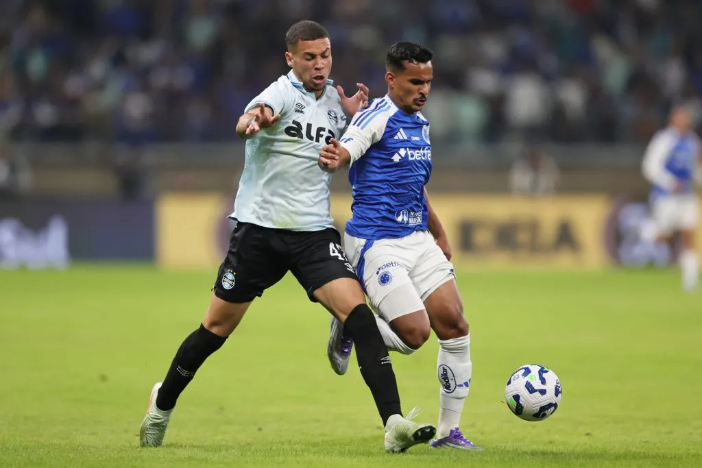 – Kaiki jogador do Cruzeiro disputa lance com Alysson jogador do Gremio durante partida no estadio Mineirao pelo campeonato Brasileiro A 2025. Foto: Gilson Lobo/AGIF
