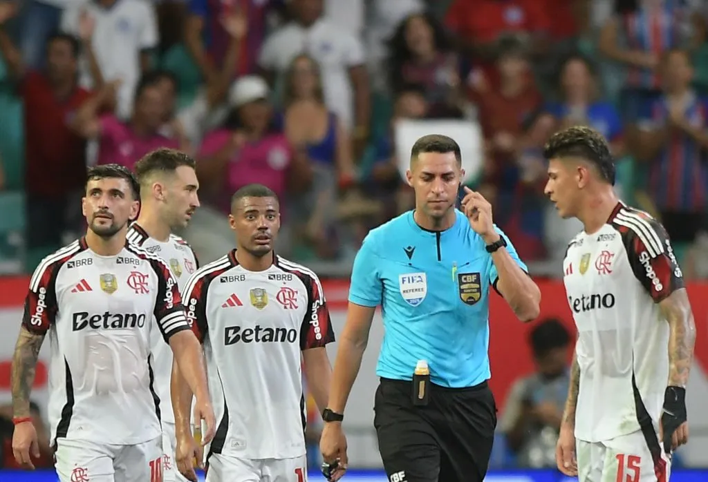 árbitro durante o jogo entre Bahia e Flamengo. Foto: Jhony Pinho/AGIF