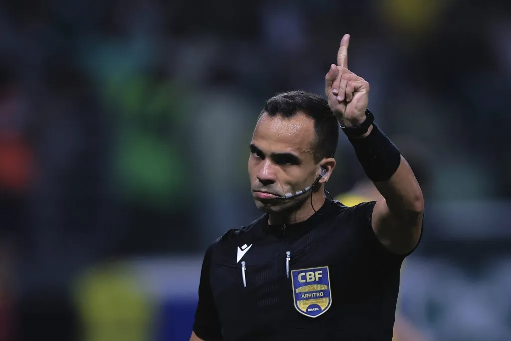 Alex Gomes Stefano acabou tendo arbitragem confusa em Inter x Atlético-MG. Foto: Ettore Chiereguini/AGIF
