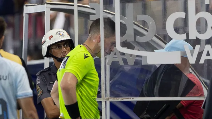 Número exagerado de idas ao VAR gera preocupação na CBF