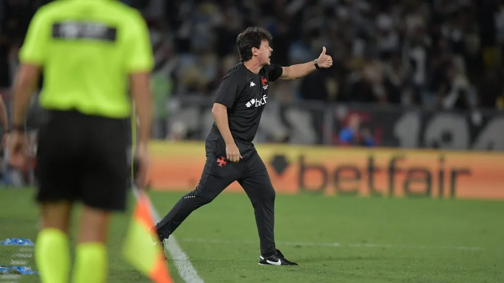 Fernando Diniz monta estratégia visando o clássico – Foto: Thiago Ribeiro/AGIF