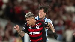 Carrascal disputando a bola contra argentino do Racing no Maracanã