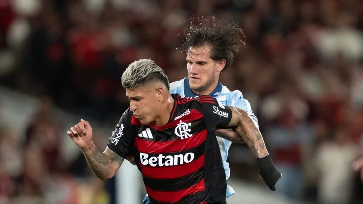 Carrascal disputando a bola contra argentino do Racing no Maracanã
