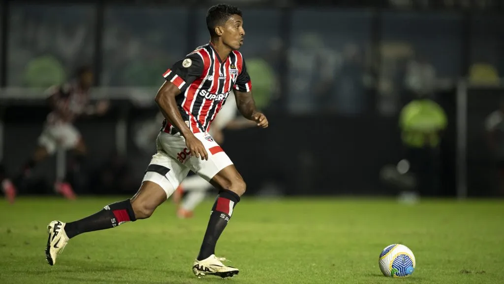 Luiz Gustavo não sabe se vai ficar no São Paulo em 2026 - Foto: Jorge Rodrigues/AGIF.