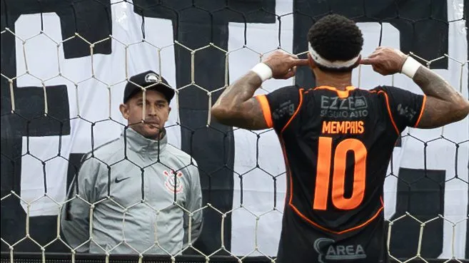 Memphis Depay marcou diante do Grêmio - Foto: Joisel Amaral/AGIF.