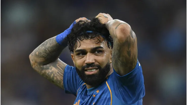 Gabigol com as mãos na cabeça após chance perdida de gol no Cruzeiro Foto: Pedro Vilela/Getty Images