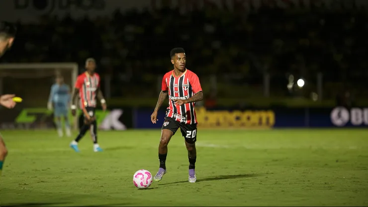 SP - MIRASSOL - 19/10/2025 - BRASILEIRO A 2025, MIRASSOL X SAO PAULO - Marcos Antonio jogador do Sao Paulo durante partida contra o Mirassol no estadio Jose Maria de Campos Maia pelo campeonato Brasileiro A 2025. Foto: Vinicius Silva/AGIF