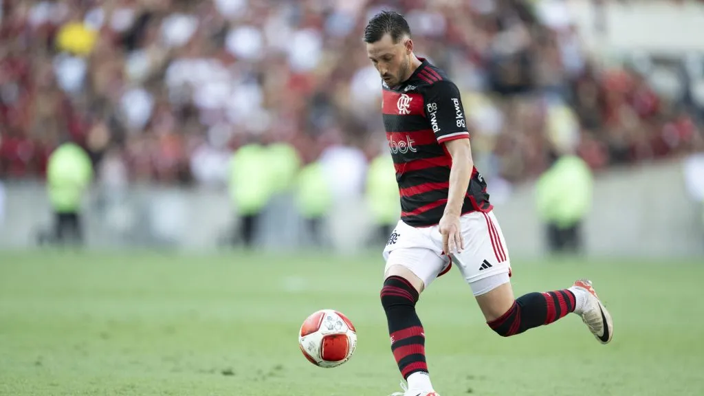 Matías Vina deve voltar a ser utilizado entre os titulares do Flamengo – Foto: Jorge Rodrigues/AGIF