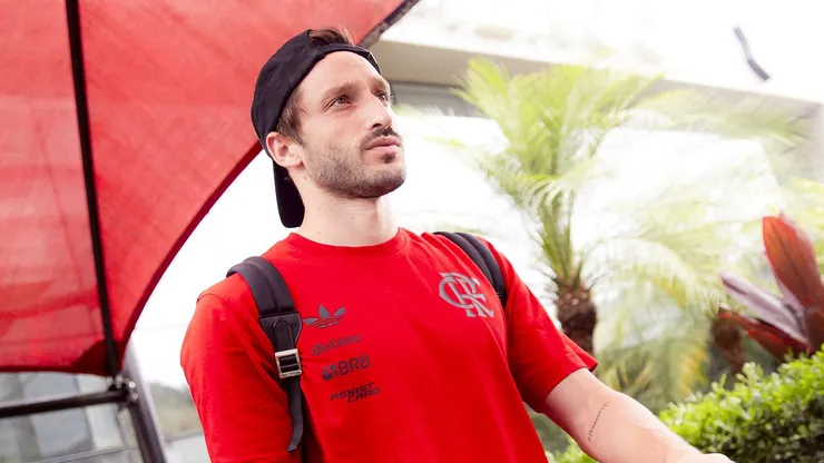Matias Viña vem buscando reconquistar seu espaço em campo