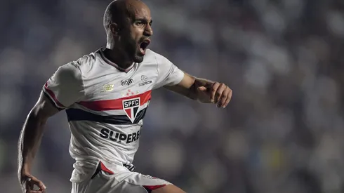 RJ - RIO DE JANEIRO - 02/11/2025 - BRASILEIRO A 2025, VASCO X SAO PAULO - Lucas Moura jogador do Sao Paulo comemora seu gol durante partida contra o Vasco no estadio Sao Januario pelo campeonato Brasileiro A 2025. Foto: Thiago Ribeiro/AGIF