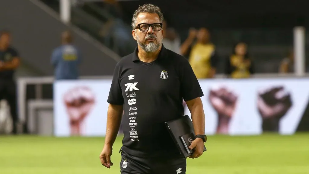 Cleber Xavier ex-tecnico do Santos durante partida contra o CRB no estadio Vila Belmiro pelo campeonato Copa Do Brasil 2025. Foto: Mauricio De Souza/AGIF