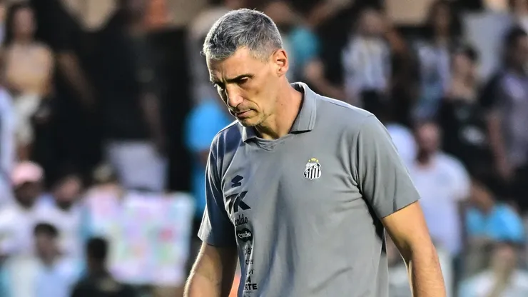 Juan Pablo Vojvoda tecnico do Santos lamenta empate contra o Fortaleza no estadio Vila Belmiro pelo campeonato Brasileiro A 2025. Foto: Jota Erre/AGIF