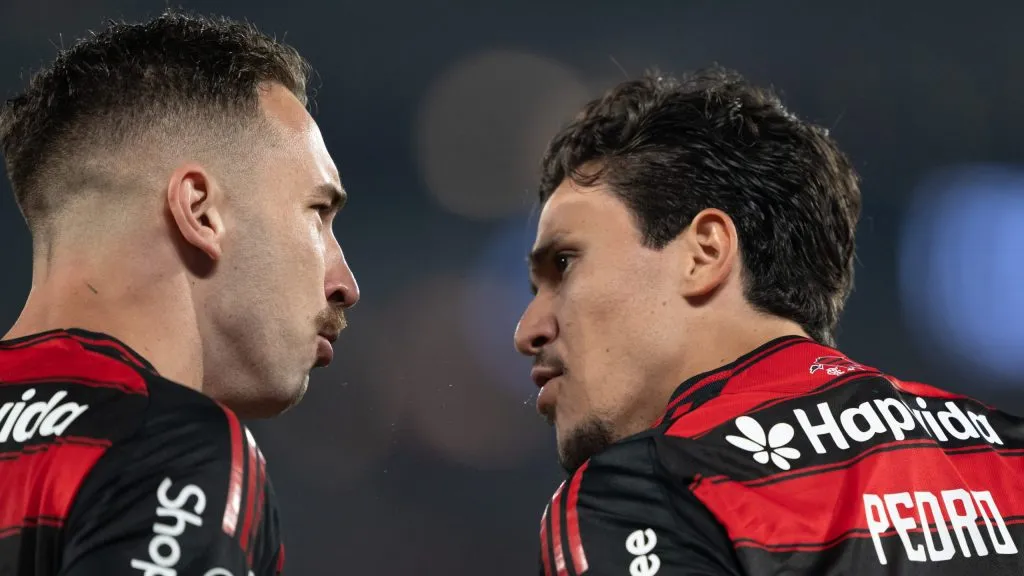 RJ – RIO DE JANEIRO – 18/09/2025 – COPA LIBERTADORES 2025, FLAMENGO X ESTUDIANTES – Pedro jogador do Flamengo comemora seu gol com Leo Ortiz jogador da sua equipe durante partida contra o Estudiantes no estadio Maracana pelo campeonato Copa Libertadores 2025. Foto: Jorge Rodrigues/AGIF