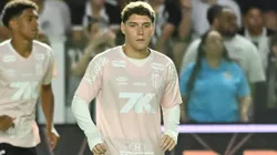 SP - SANTOS - 15/10/2025 - BRASILEIRO A 2025, SANTOS X CORINTHIANS - Benjamin Rollheiser jogador do Santos durante aquecimento antes da partida contra o Corinthians no estadio Vila Belmiro pelo campeonato Brasileiro A 2025. Foto: Jota Erre/AGIF