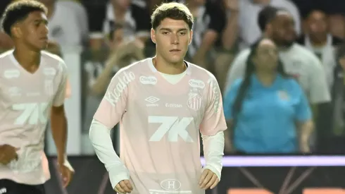 SP - SANTOS - 15/10/2025 - BRASILEIRO A 2025, SANTOS X CORINTHIANS - Benjamin Rollheiser jogador do Santos durante aquecimento antes da partida contra o Corinthians no estadio Vila Belmiro pelo campeonato Brasileiro A 2025. Foto: Jota Erre/AGIF