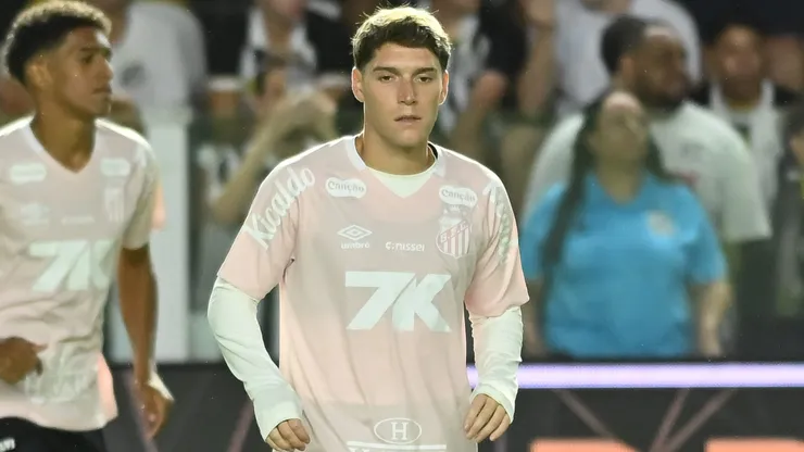 SP - SANTOS - 15/10/2025 - BRASILEIRO A 2025, SANTOS X CORINTHIANS - Benjamin Rollheiser jogador do Santos durante aquecimento antes da partida contra o Corinthians no estadio Vila Belmiro pelo campeonato Brasileiro A 2025. Foto: Jota Erre/AGIF