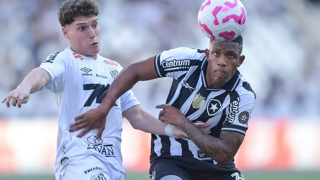 RJ – RIO DE JANEIRO – 26/10/2025 – BRASILEIRO A 2025, BOTAFOGO X SANTOS – Danilo jogador do Botafogo disputa lance com Rollheiser jogador do Santos durante partida no estadio Engenhao pelo campeonato Brasileiro A 2025. Foto: Thiago Ribeiro/AGIF
