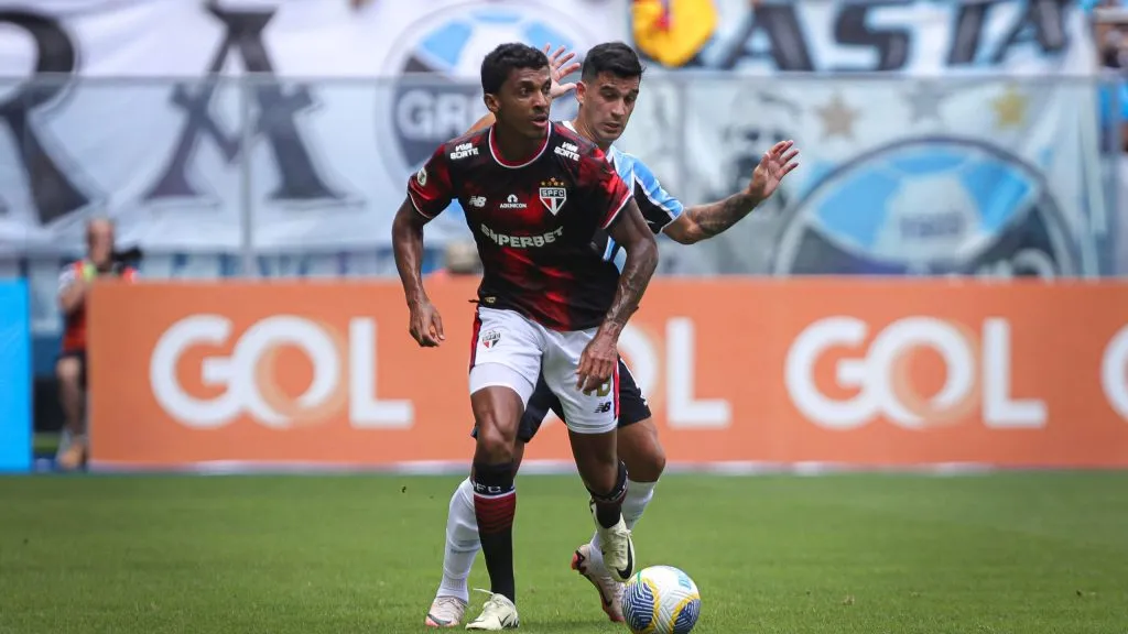 RS – PORTO ALEGRE – 01/12/2024 – BRASILEIRO A 2024, GREMIO X SAO PAULO – Luiz Gustavo jogador do Sao Paulo durante partida contra o Gremio no estadio Arena do Gremio pelo campeonato Brasileiro A 2024. Foto: Maxi Franzoi/AGIF