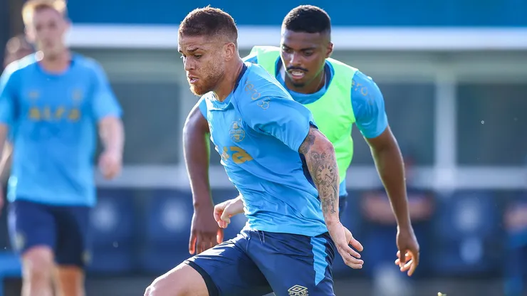 Cuéllar (marcado por Jemerson, de colete) pode ser a novidade contra o Cruzeiro