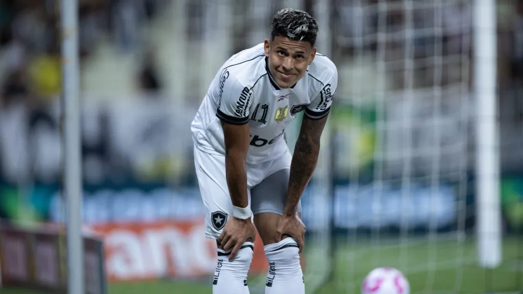 Matheus Martins  jogador do Botafogo durante partida contra o Ceara no estadio Castelao pelo campeonato Brasileiro A 2025. Foto: Baggio Rodrigues/AGIF