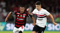 De La Cruz jogador do Flamengo disputa lance com Oscar jogador do Sao Paulo durante partida no estadio Maracana pelo campeonato Brasileiro A 2025. Foto: Jorge Rodrigues/AGIF