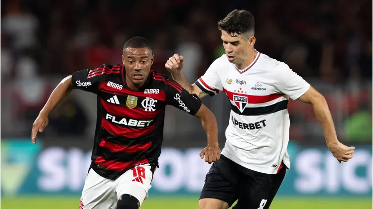De La Cruz jogador do Flamengo disputa lance com Oscar jogador do Sao Paulo durante partida no estadio Maracana pelo campeonato Brasileiro A 2025. Foto: Jorge Rodrigues/AGIF