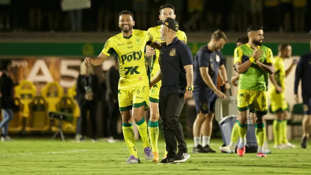 Reinaldo, jogador do Mirassol comemora seu gol com Rafael Guanaes no Maião. Foto: Vinicius Silva/AGIF