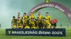 Jogadores do Mirassol posam para foto antes na partida contra Bragantino no estadio Jose Maria de Campos Maia pelo campeonato Brasileiro A 2025. Foto: Vinicius Silva/AGIF