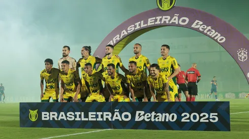 Jogadores do Mirassol posam para foto antes na partida contra Bragantino no estadio Jose Maria de Campos Maia pelo campeonato Brasileiro A 2025. Foto: Vinicius Silva/AGIF