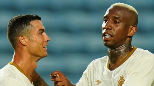 Talisca ao lado de Cristiano Ronaldo durante jogo do Al-Nassr.