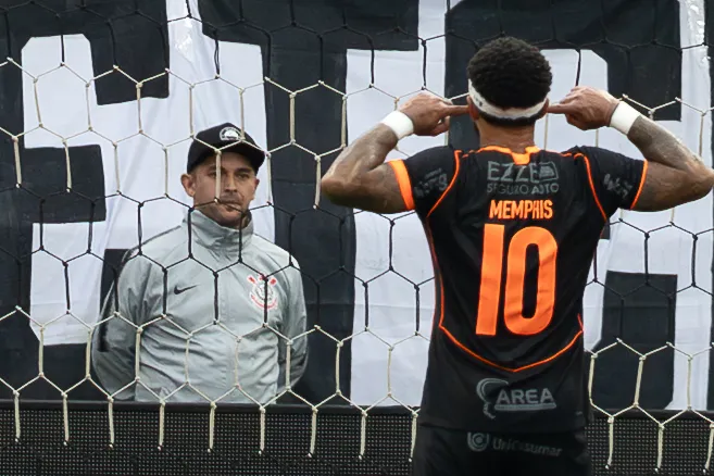 Depay marcou em vitória do Corinthians por 2 a 0 sobre o Grêmio. Foto: Joisel Amaral/AGIF