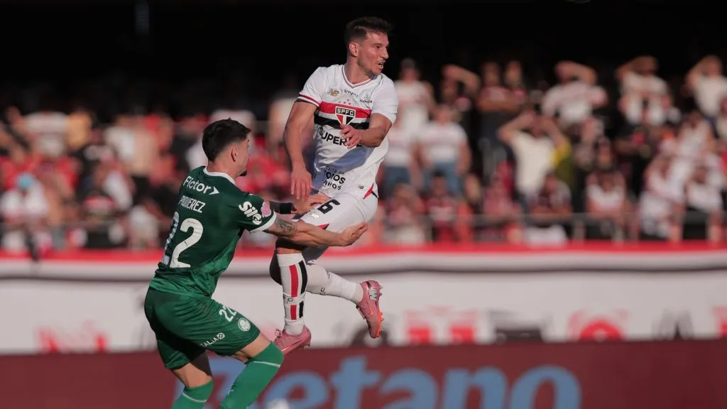SP – SAO PAULO – 05/10/2025 – BRASILEIRO A 2025, SAO PAULO X PALMEIRAS – cedric jogador do Sao Paulo disputa lance com Joaquin Piquerez jogador do Palmeiras durante partida no estadio Morumbi pelo campeonato Brasileiro A 2025. Foto: Ettore Chiereguini/AGIF